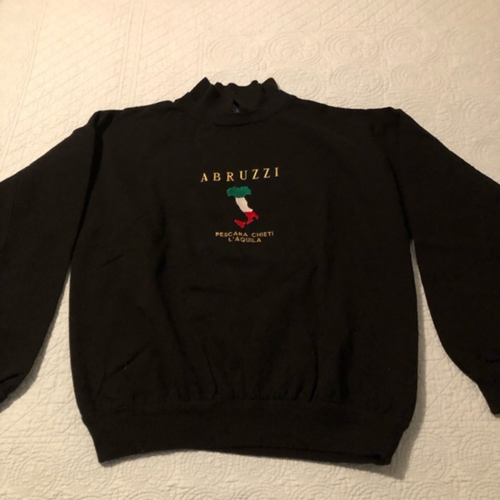 Vintage Wek The World black Abruzzi Italy shirt sweatshirt. Size XL.